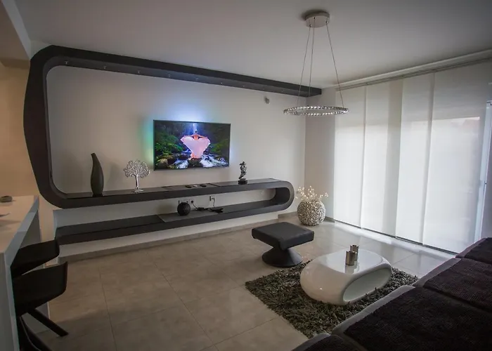 Apartment Plaza ----Wallbox 11Kw 16A ----- Private Spa- Jacuzzi, Infrared Sauna, Luxury Massage Chair, Parking, Entry With Pin 0 - 24H, Free Cancellation 24 Hours Before Check In