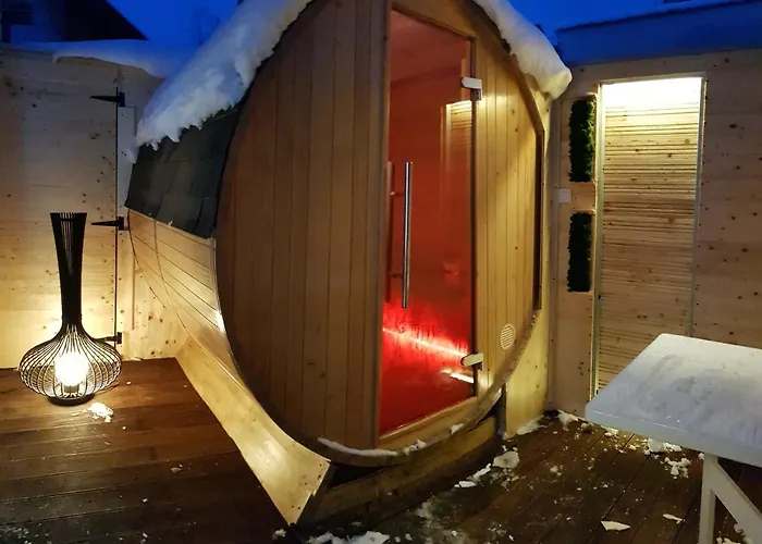Apartment Plaza ----Wallbox 11Kw 16A ----- Private Spa- Jacuzzi, Infrared Sauna, Luxury Massage Chair, Parking, Entry With Pin 0 - 24H, Free Cancellation 24 Hours Before Check In