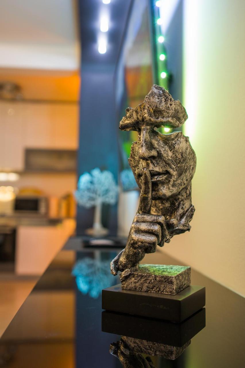 Plaza: Private Retreat With Luxury Amenities Apartment